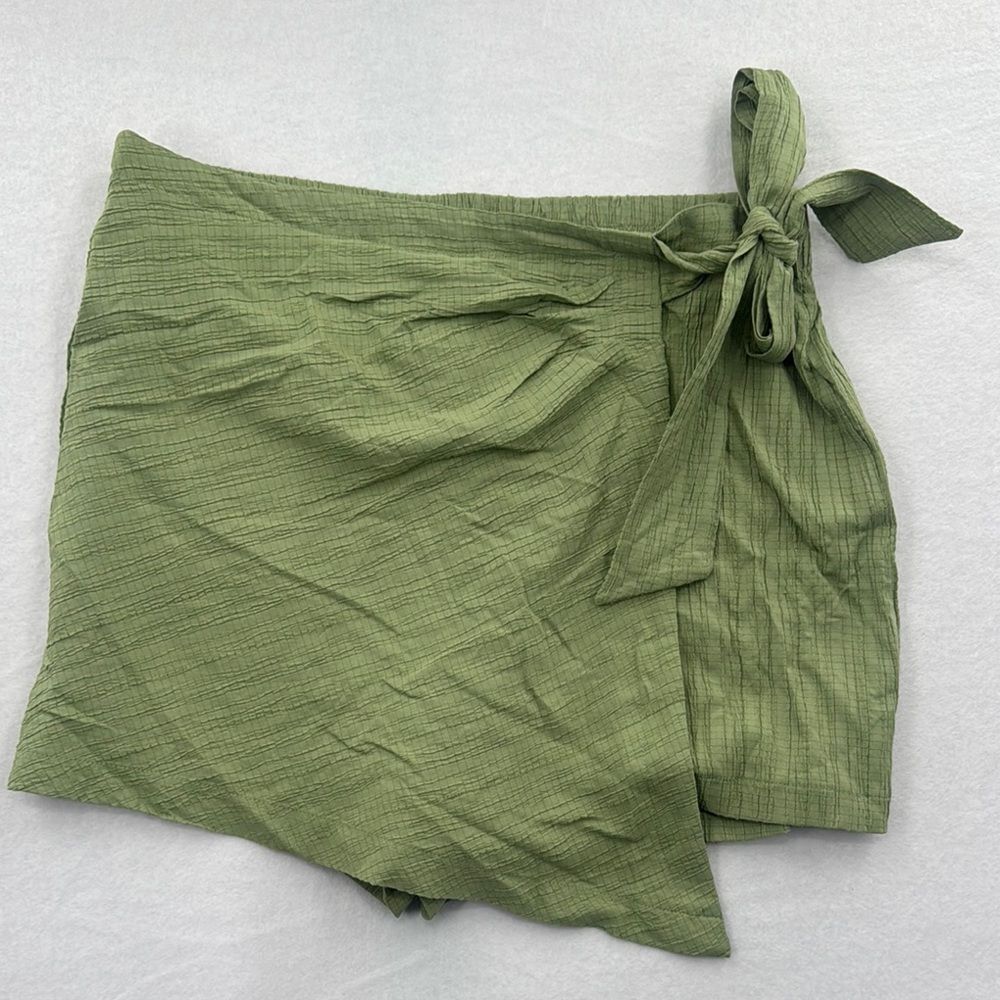 SHEIN Green Short w/Side Belt size 1X NWOT